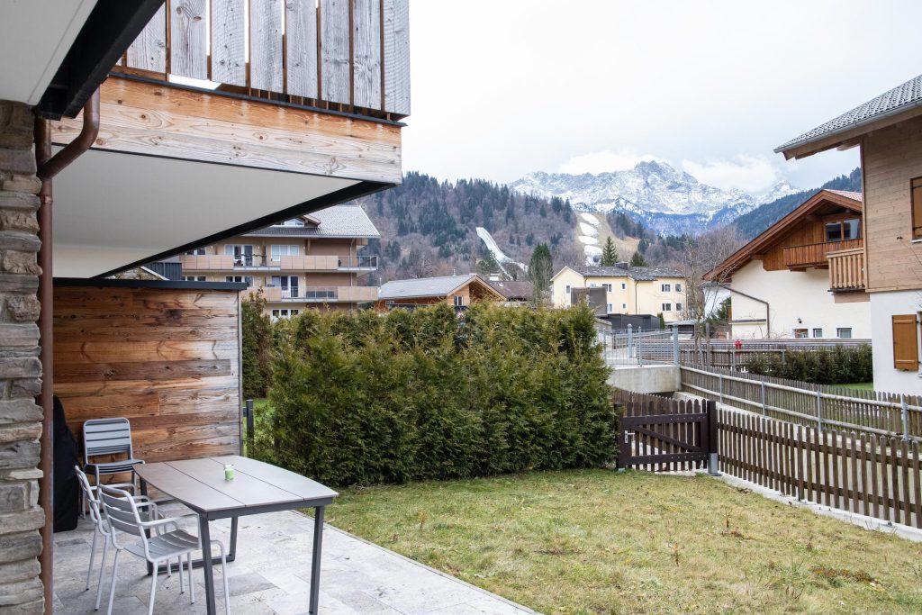 Kleiner Garten und Blick auf die Berge in Ferienwohnung in Garmisch-Partenkirchen