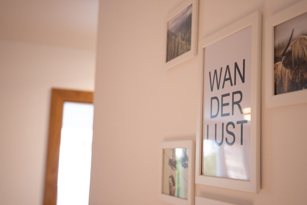 Bilder an der Wand in Ferienwohnung in Garmisch-Partenkirchen