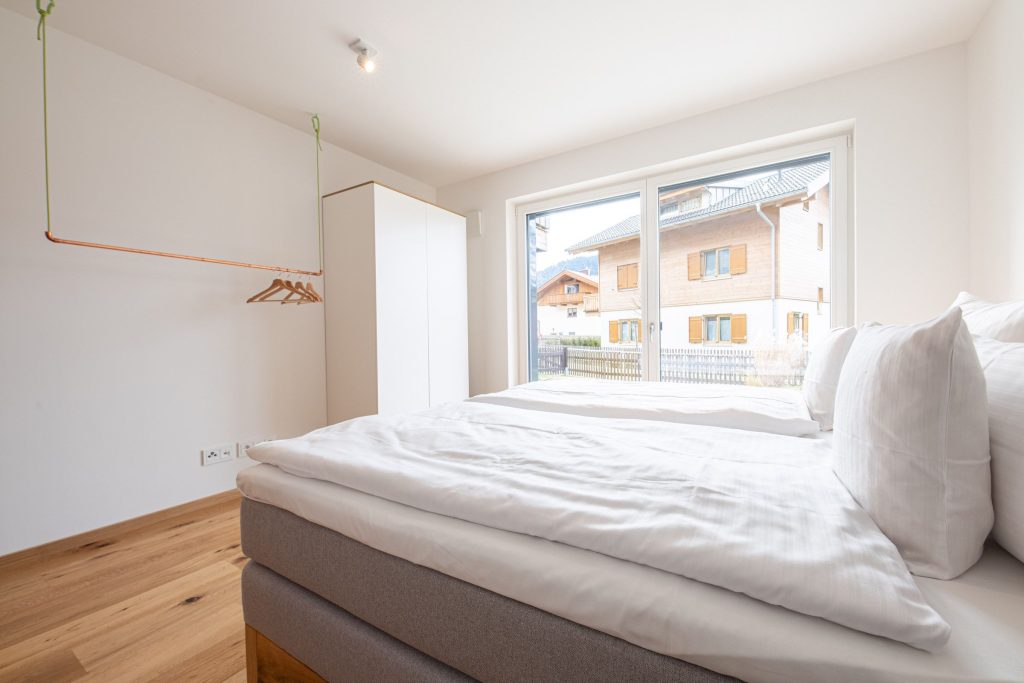 Doppelbett mit grauen Matratzen in Ferienwohnung in Garmisch-Partenkirchen