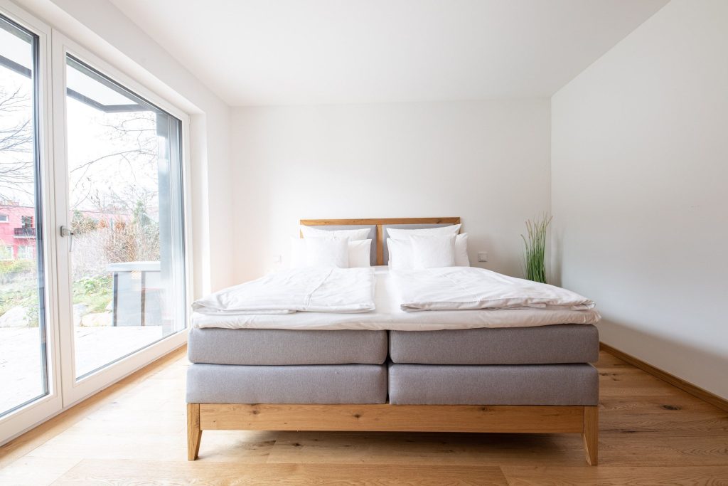 Doppelbett mit Holzrahmen in Ferienwohnung in Garmisch-Partenkirchen