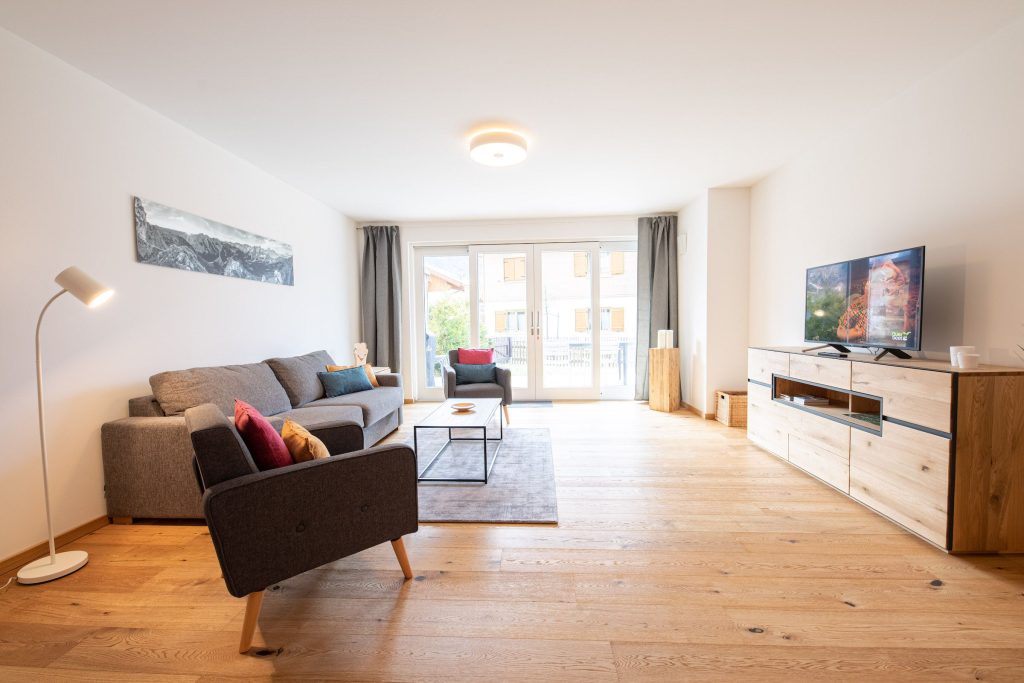 Wohnzimmer mit Großer Fensterwand in Ferienwohnung in Garmisch-Partenkirchen