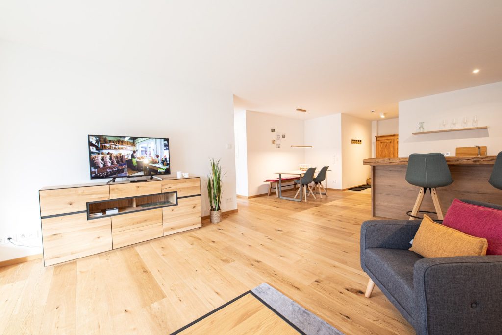 Fernseher auf Sideboard aus Holz in Ferienwohnung in Garmisch-Partenkirchen