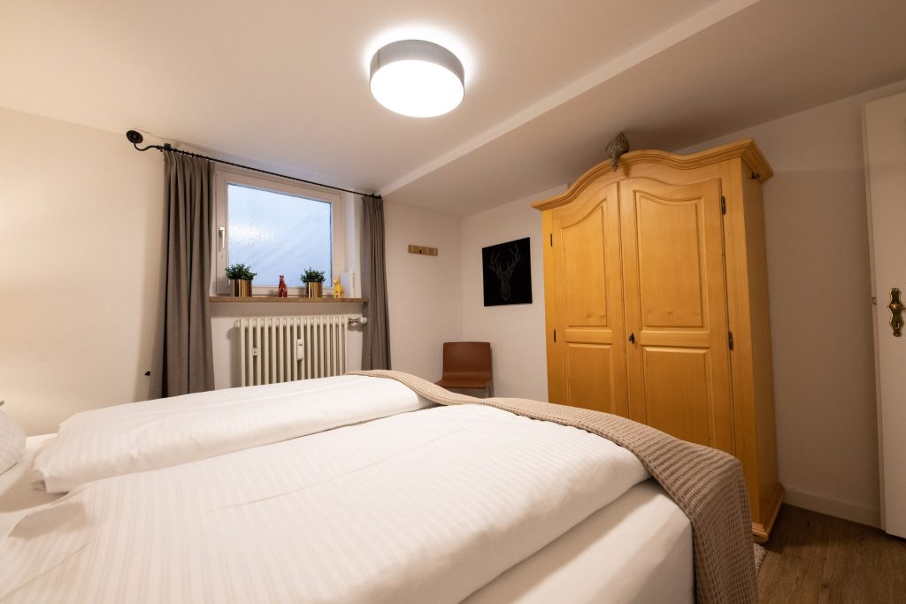 Doppelbett und Kleiderschrank in Ferienwohnung in Garmisch-Partenkirchen