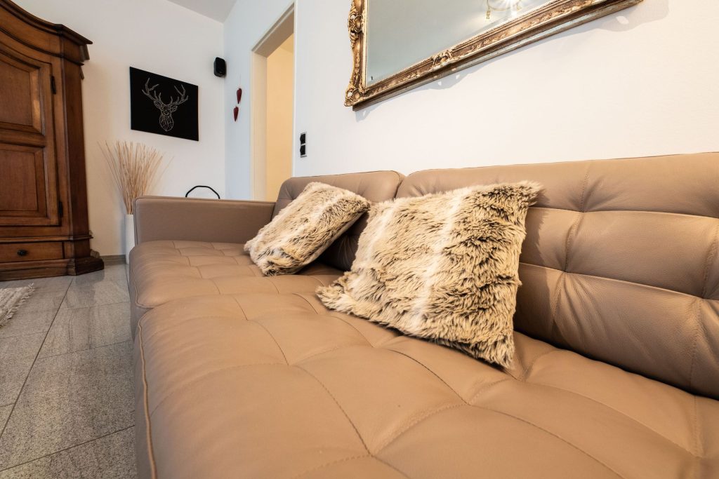 Sofa mit Kissen in Ferienwohnung in Garmisch-Partenkirchen