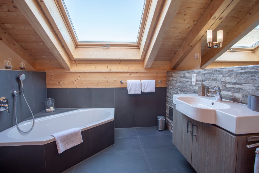 Badezimmer mit Badewanne in Ferienwohnung in Garmisch-Partenkirchen