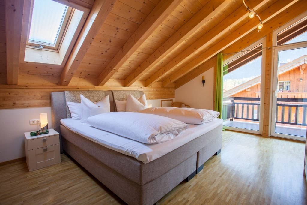 Doppelbett mit Balkon in Ferienwohnung in Garmisch-Partenkirchen