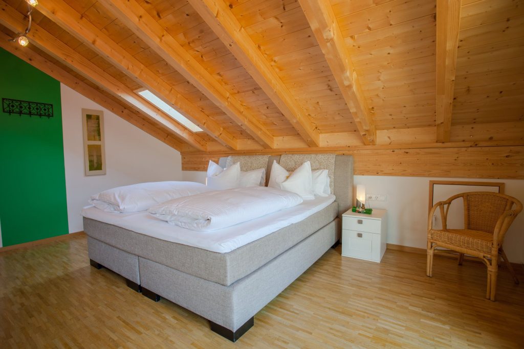 Doppelbett mit Dachfenster in Ferienwohnung in Garmisch-Partenkirchen