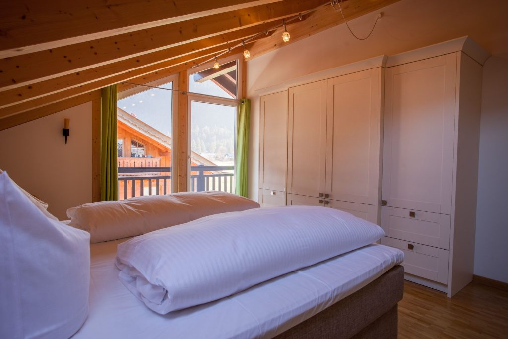 Doppelbett mit Balkon in Ferienwohnung in Garmisch-Partenkirchen