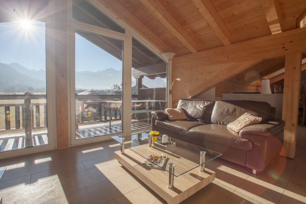 Sofa mit Ausblick auf die Alpen in Ferienwohnung in Garmisch-Partenkirchen