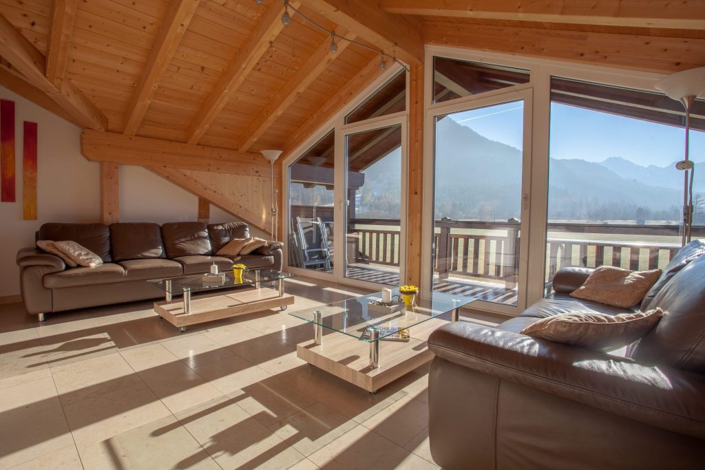 zwei Sofas und Couchtische mit Balkon in Ferienwohnung in Garmisch-Partenkirchen