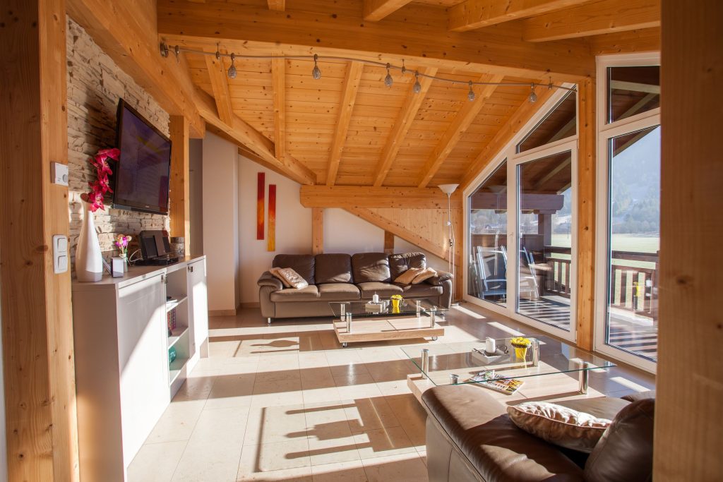 Wohnzimmer mit Balkon und Fernseher in Ferienwohnung in Garmisch-Partenkirchen