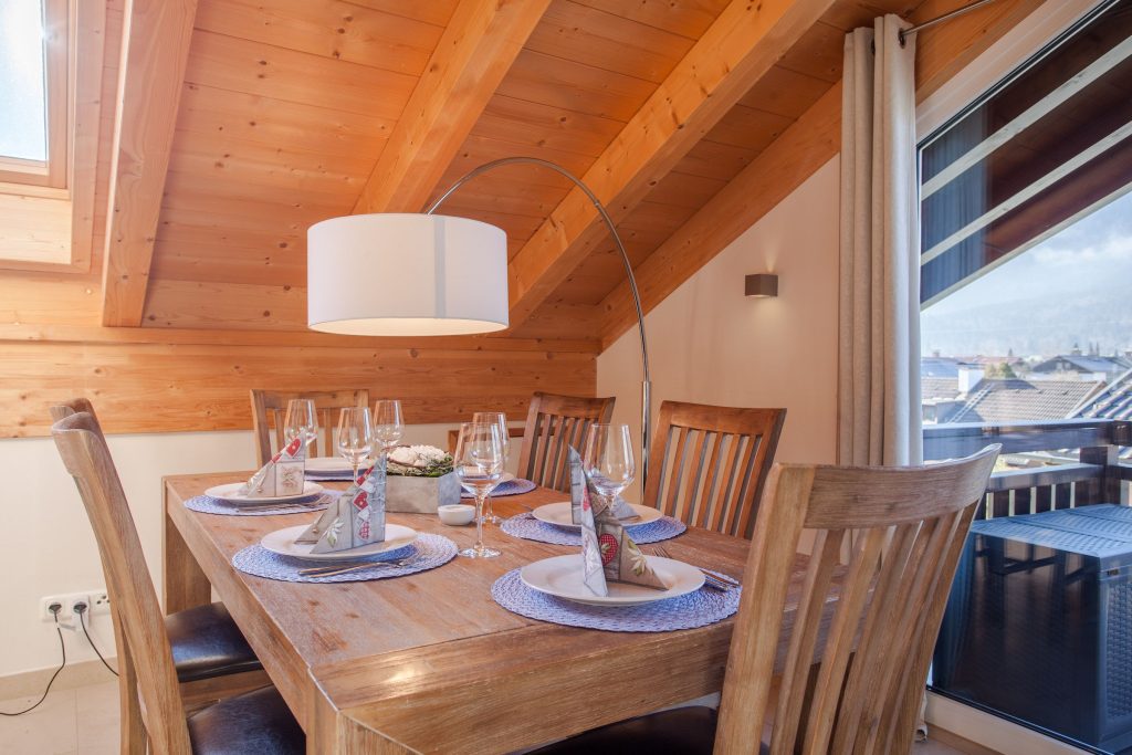 Esszimmer mit Balkon in Ferienwohnung in Garmisch-Partenkirchen