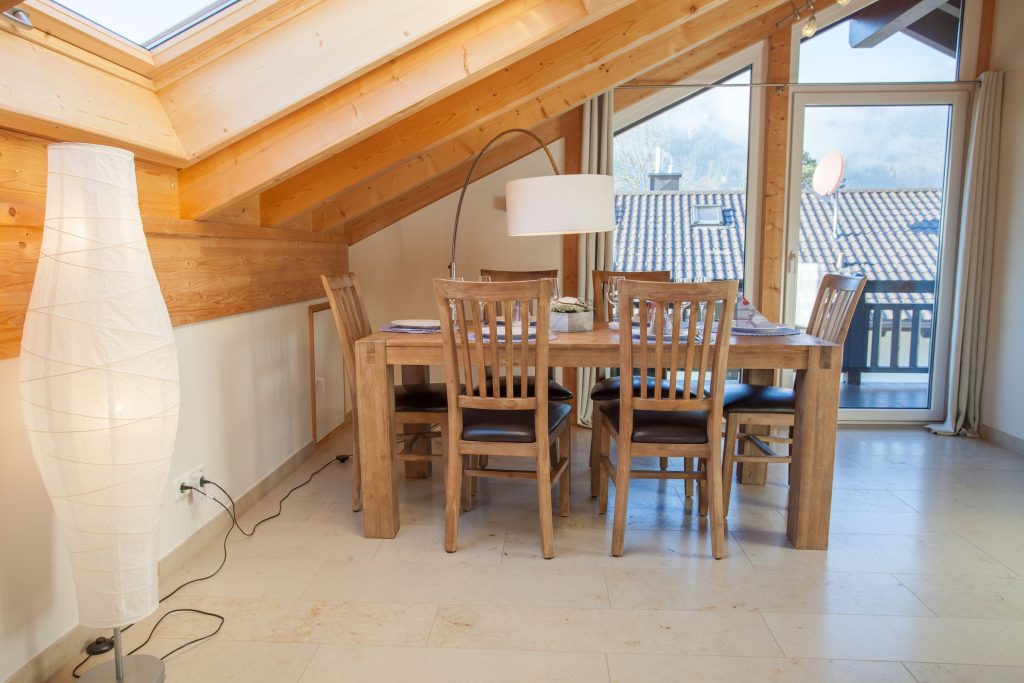 Esszimmer mit Stehlampe in Ferienwohnung in Garmisch-Partenkirchen