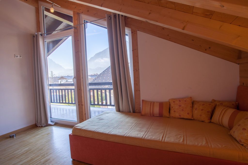 Schlafplatz mit Kissen in Ferienwohnung in Garmisch-Partenkirchen