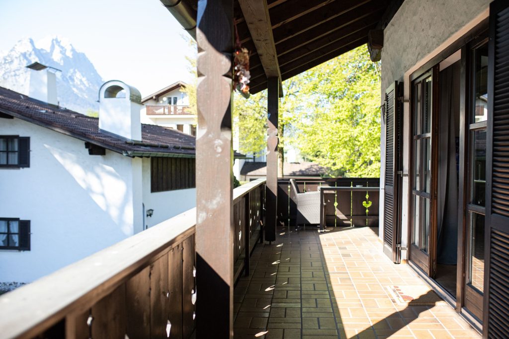 Balkon mit Stühlen in Ferienwohnung in Garmisch-Partenkirchen