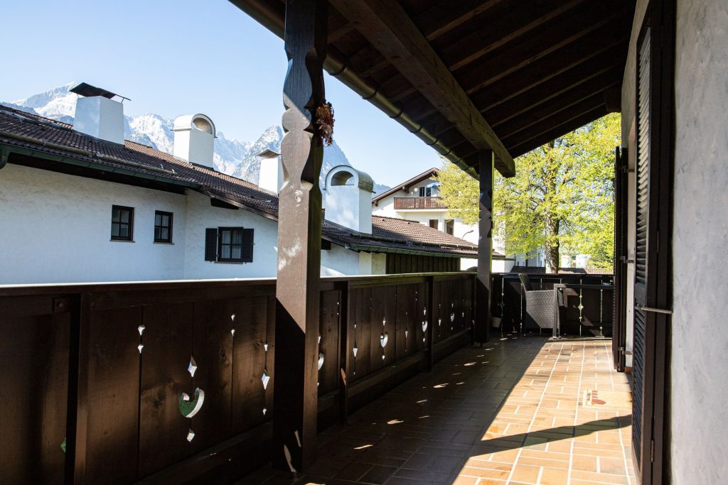 Balkon mit Stühlen in Ferienwohnung in Garmisch-Partenkirchen