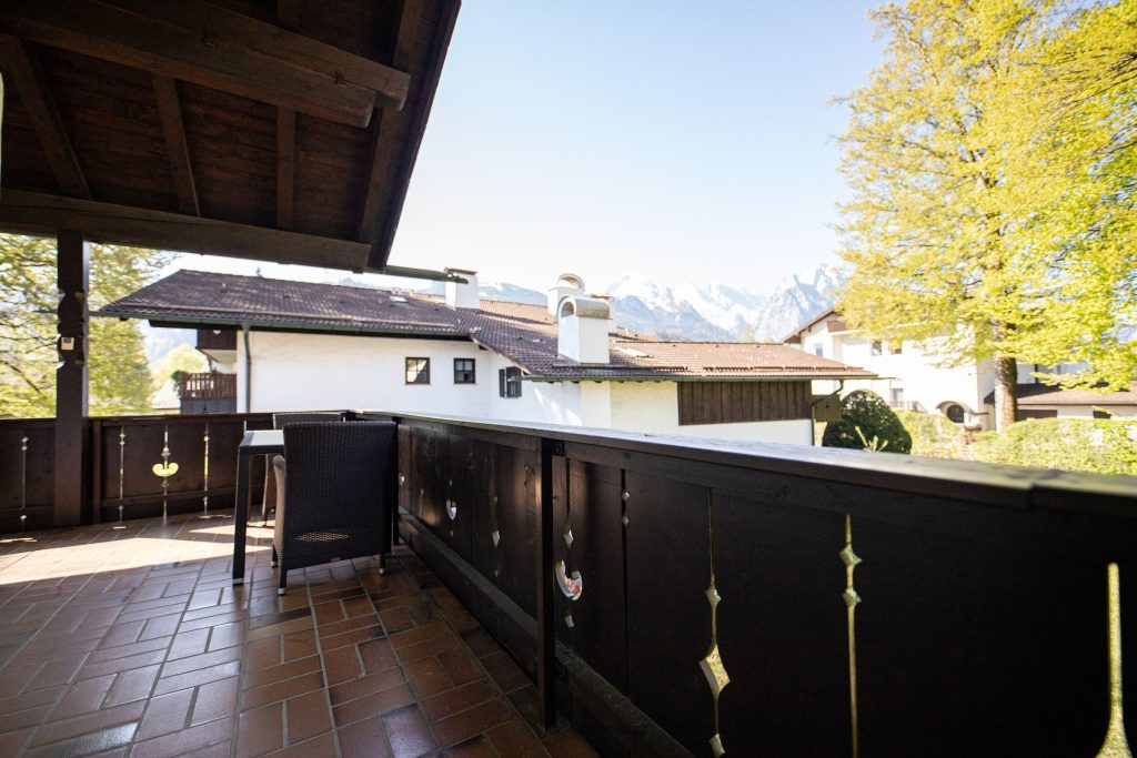 Balkon mit Stühlen in Ferienwohnung in Garmisch-Partenkirchen