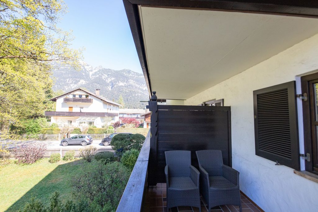 Balkon mit Stühlen in Ferienwohnung in Garmisch-Partenkirchen