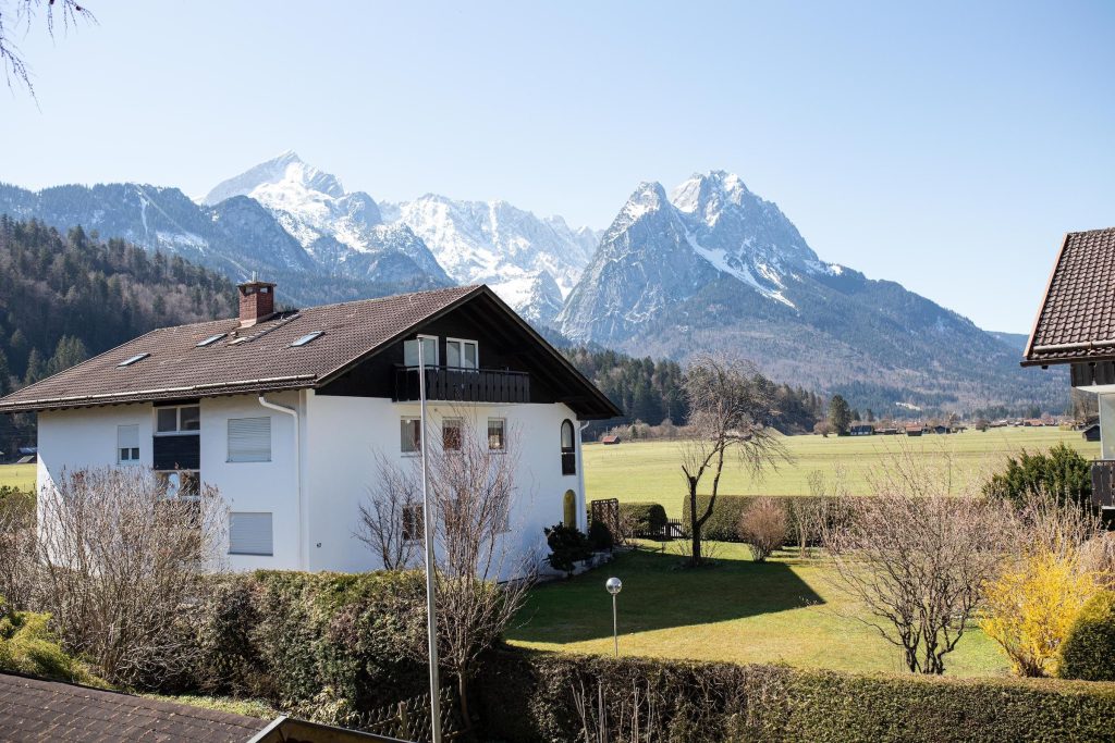 Berge mit Schnee in Ferienwohnung in Garmisch-Partenkirchen