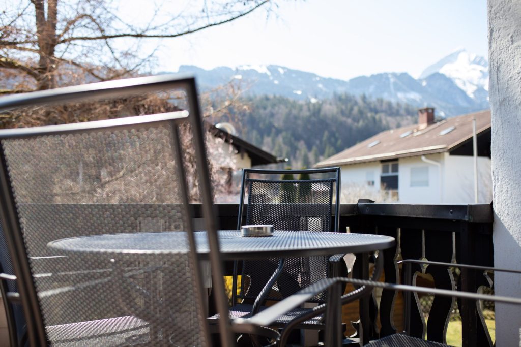 Balkon mit schwarzen Stühlen in Ferienwohnung in Garmisch-Partenkirchen