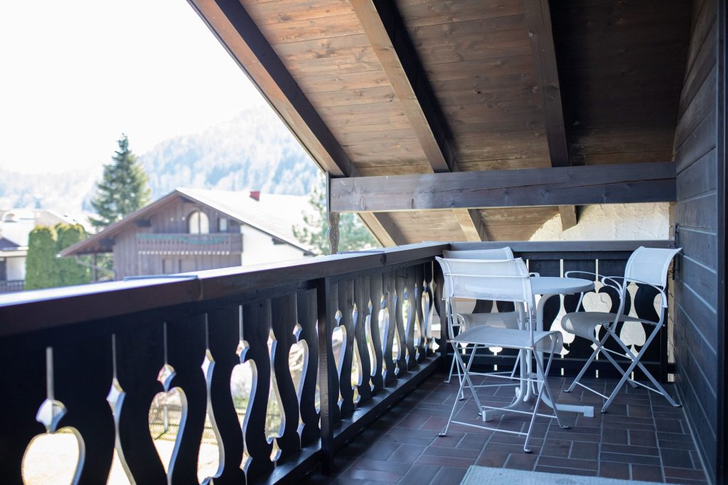 Balkon mit weißen Stühlen in Ferienwohnung in Garmisch-Partenkirchen