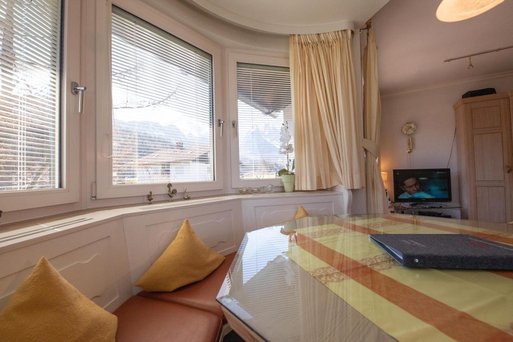 Esszimmer mit Fernseher in Ferienwohnung in Garmisch-Partenkirchen