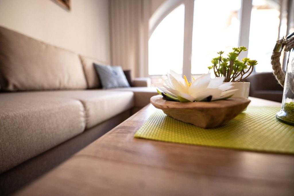 Wohnzimmertisch mit Deko in Ferienwohnung in Garmisch-Partenkirchen