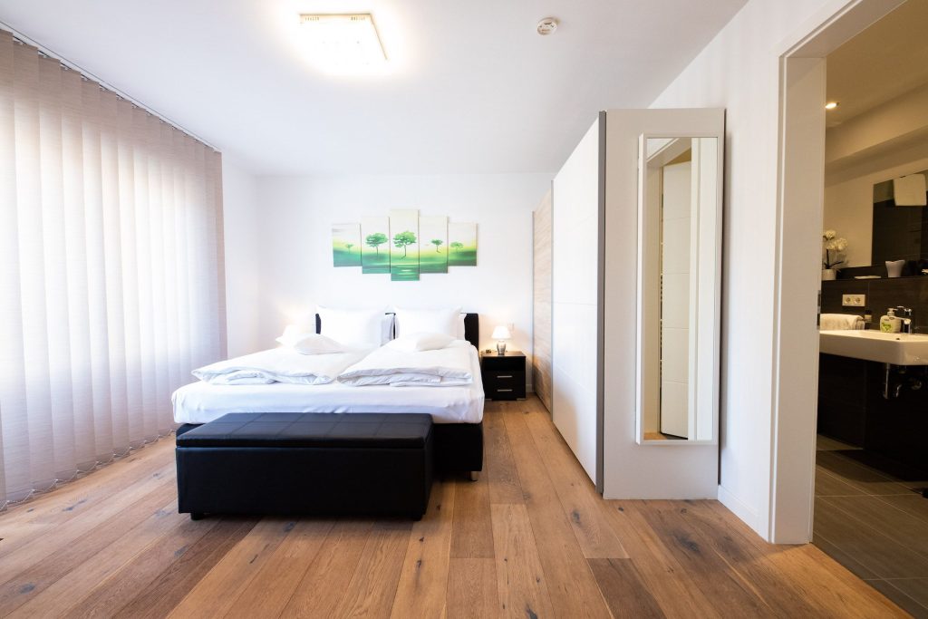 Schlafzimmer mit mit einem großen Kleiderschrank und einem Zugang zum Badezimmer in Ferienwohnung in Garmisch-Partenkirchen