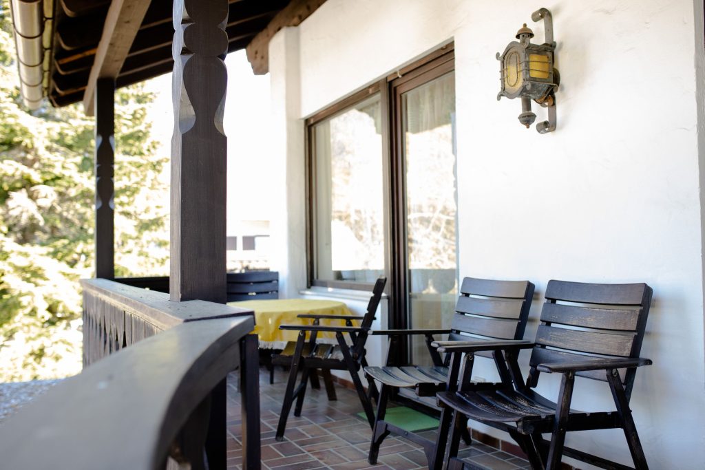 Terrasse mit Stühlen in Ferienwohnung in Garmisch-Partenkirchen