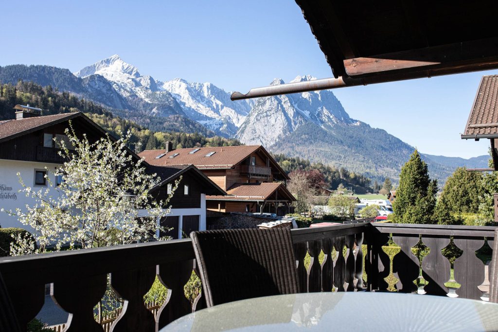 Balkon mit Stuhl und Blick auf die Alpen in Ferienwohnung in Garmisch-Partenkirchen