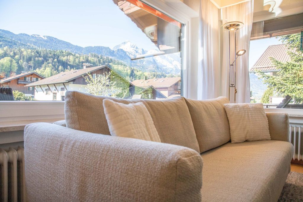 Graues Sofa mit Kissen in Ferienwohnung in Garmisch-Partenkirchen