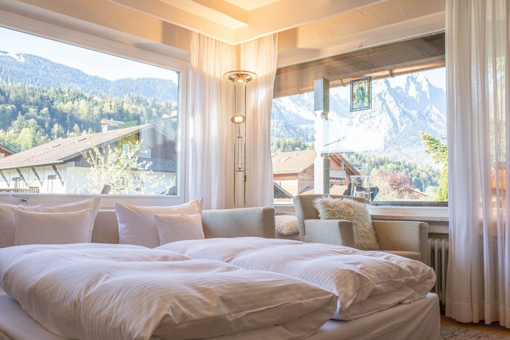 Schlafsofa mit großen Fenstern mit Blick auf die Alpen in Ferienwohnung in Garmisch-Partenkirchen