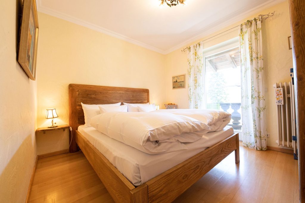 Doppelbett mit Holzrahmen in Ferienwohnung in Garmisch-Partenkirchen