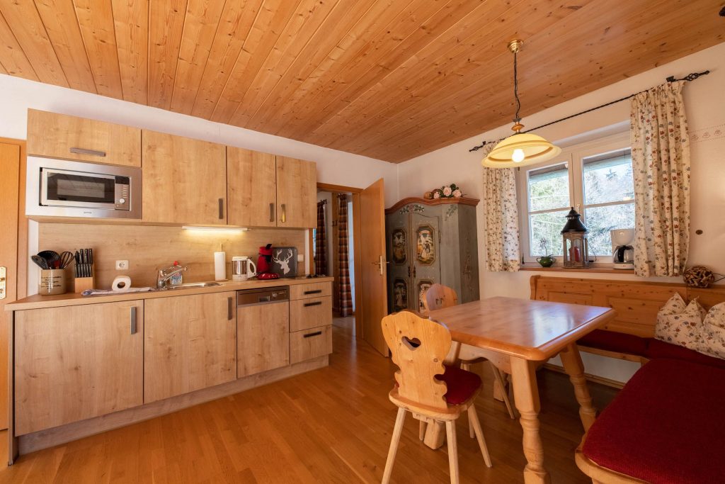 Küche mit Sitzplatz in Ferienwohnung in Garmisch-Partenkirchen