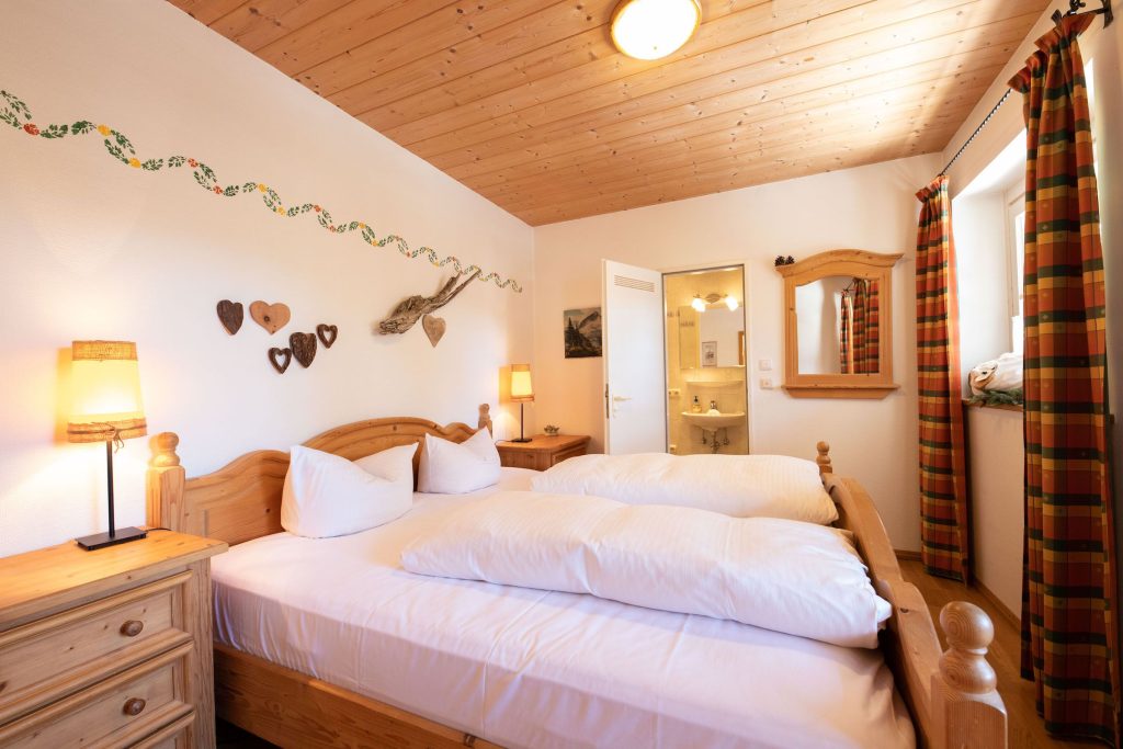 Bett und Spiegel in Ferienwohnung in Garmisch-Partenkirchen