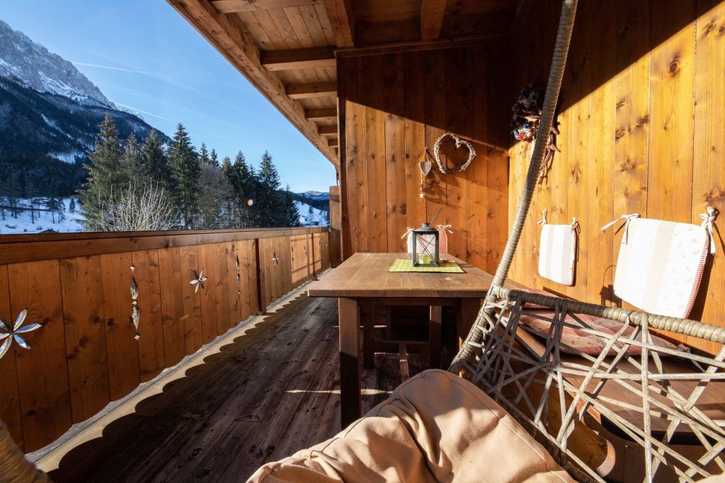 Balkon mit Tisch in Ferienwohnung in Garmisch-Partenkirchen