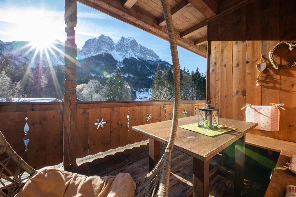 Balkon mit Sitzbank in Ferienwohnung in Garmisch-Partenkirchen