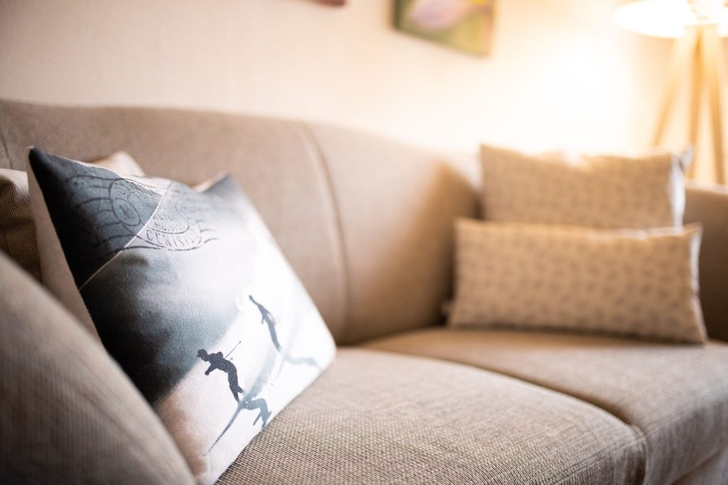 Wohnzimmer mit Sofa in Ferienwohnung in Garmisch-Partenkirchen