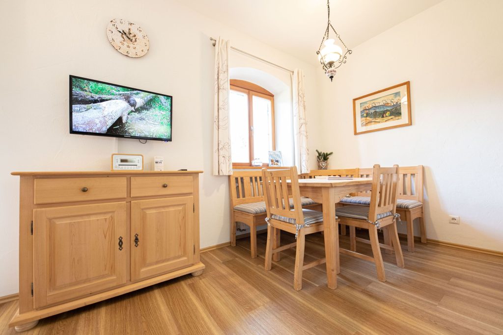 Esszimmer mit Fernseher in Ferienwohnung in Garmisch-Partenkirchen