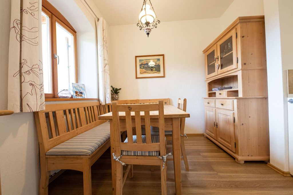 Esszimmer mit Schrank in Ferienwohnung in Garmisch-Partenkirchen