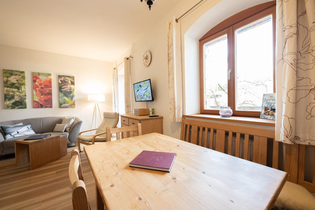 Essbereich und Wohnzimmer mit Ausblick in Ferienwohnung in Garmisch-Partenkirchen