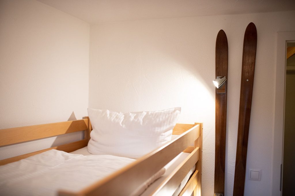 oberes Bett vom Hochbett mit Licht in Ferienwohnung in Garmisch-Partenkirchen