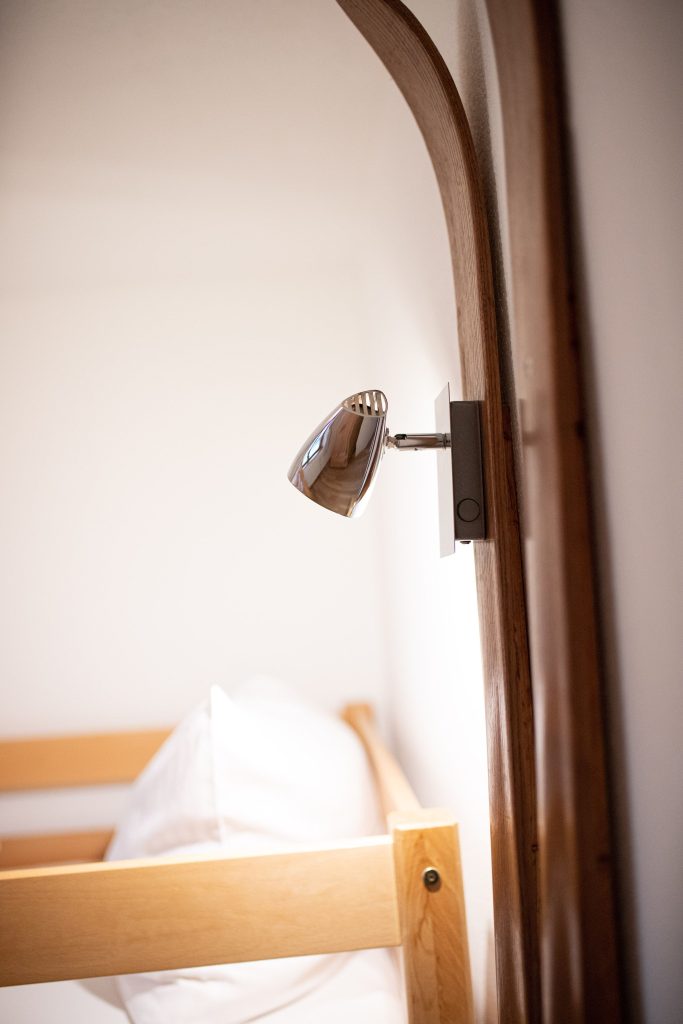 Licht vom Hochbett in Ferienwohnung in Garmisch-Partenkirchen