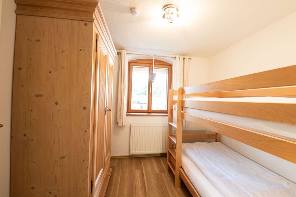 Hochbett mit 2 Betten und Kleiderschrank in Ferienwohnung in Garmisch-Partenkirchen