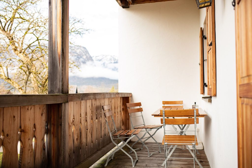 Balkon mit Stühlen in Ferienwohnung in Garmisch-Partenkirchen