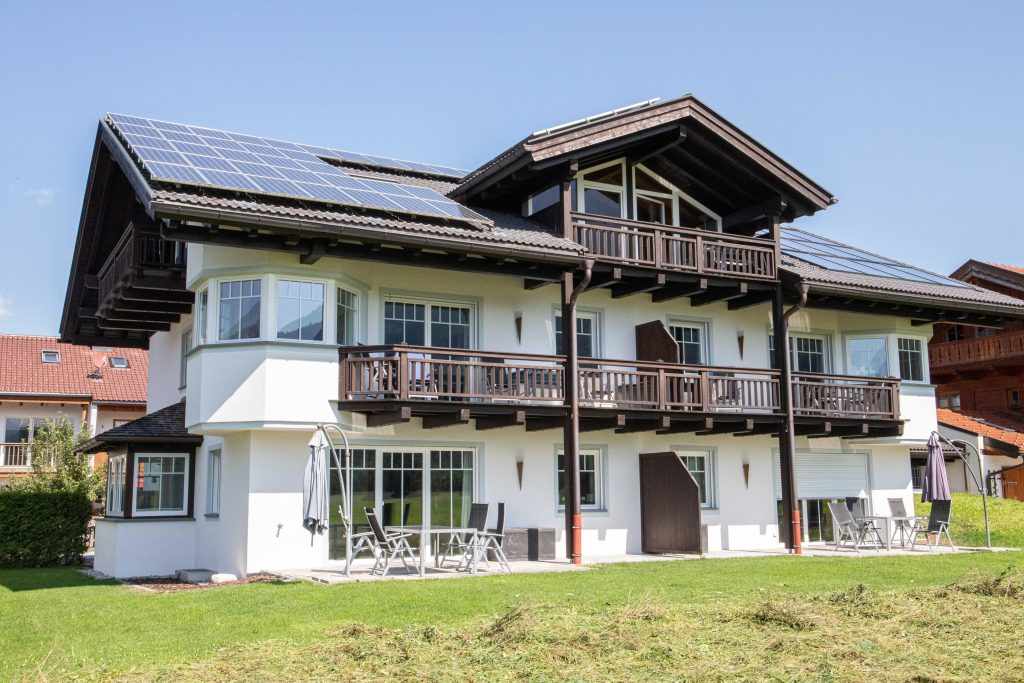 Außenansicht mit Balkon und Garten von Ferienwohnung in Garmisch-Partenkirchen