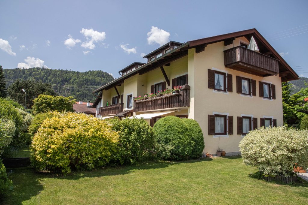 Garten mit Haus von Ferienwohnung in Garmisch-Partenkirchen