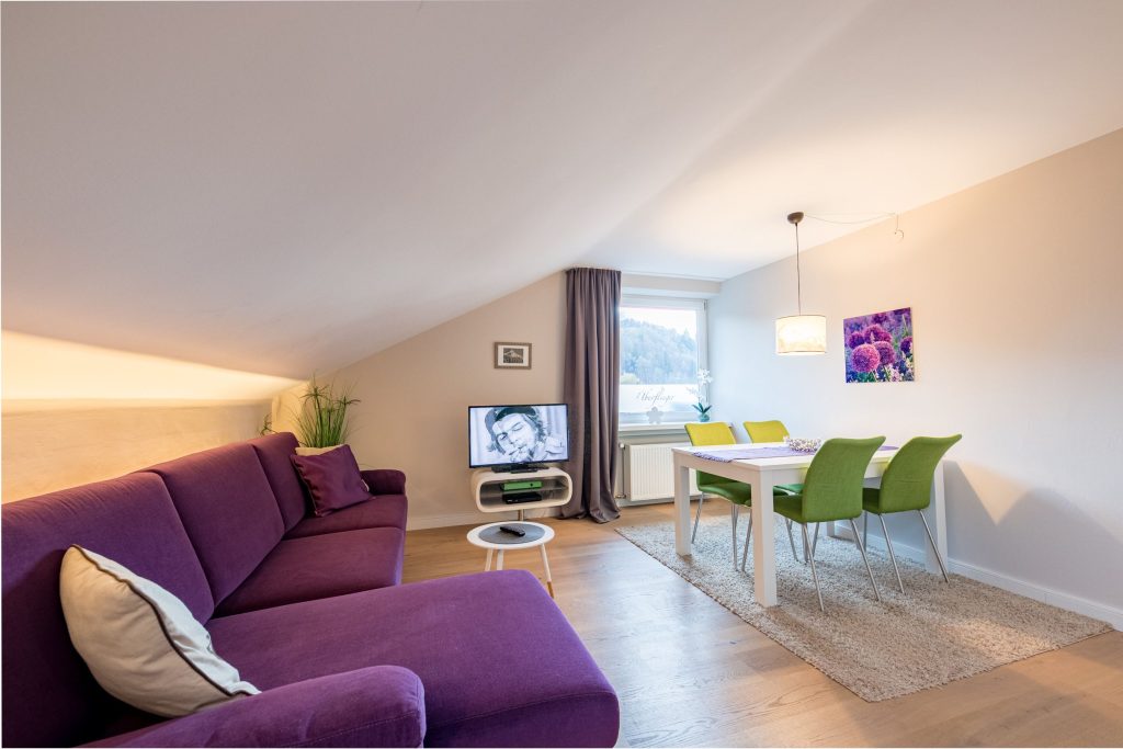 Wohnzimmer in grün und Lila in Ferienwohnung in Garmisch-Partenkirchen