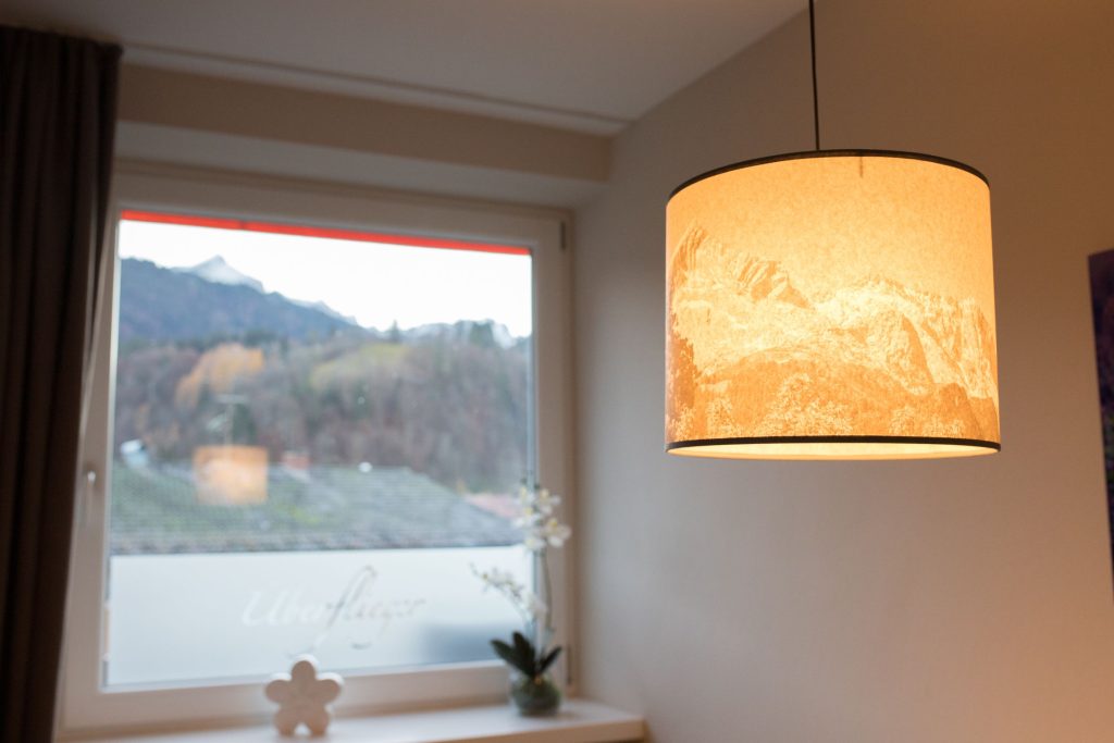 Lampe mit Bergen in Ferienwohnung in Garmisch-Partenkirchen