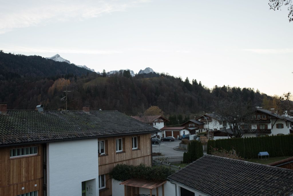 Aussicht auf Bäume und Berge in Ferienwohnung in Garmisch-Partenkirchen